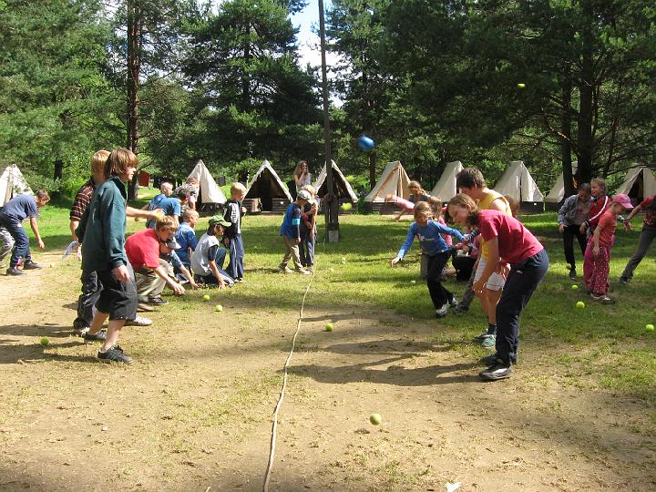 143 - Vhazování míčů do soupeřova území - hra v rámci dívčí války, která probíhala celý cen.JPG